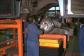 Instead of the coach body being deposited on the axles, it remains on the high station and the parts to be assembled are raised. The air cushion allows them to be positioned precisely.